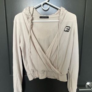 Cyclebar open v scrunch cream colored cropped hooded sweatshirt size medium